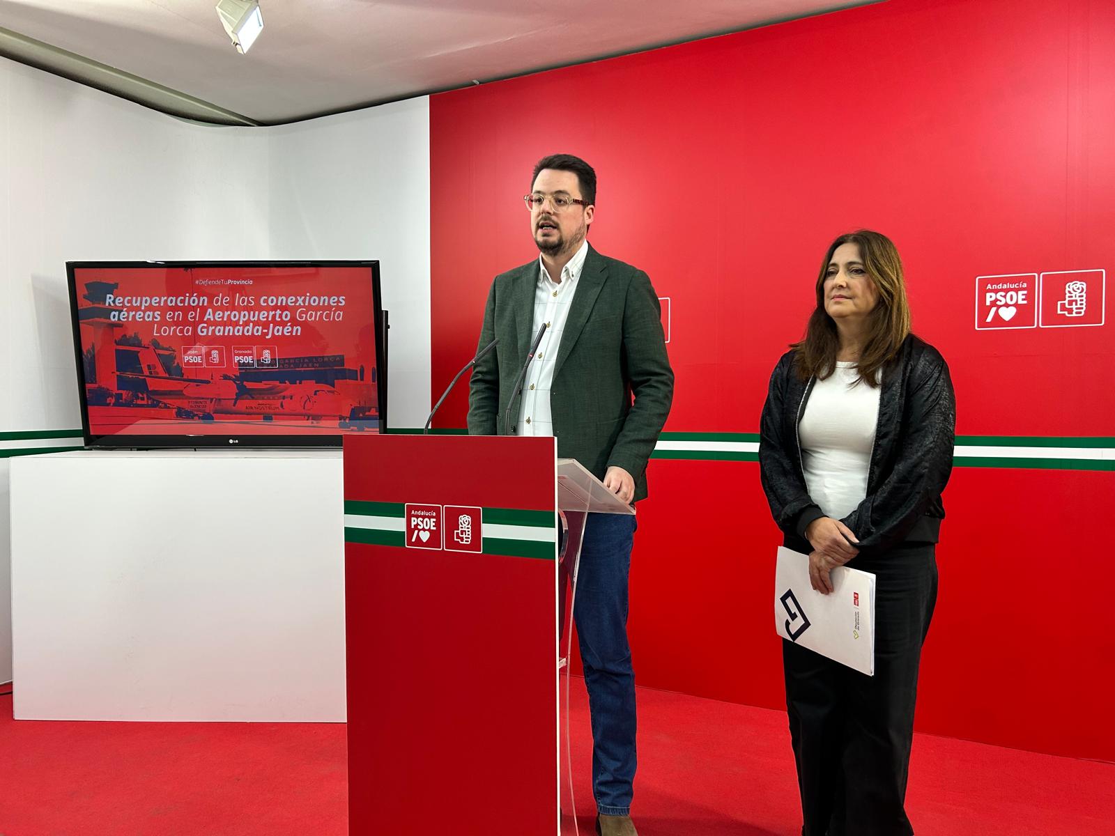 Los diputados socialistas Francisco Javier Lozano y Remedios Gámez durante la rueda de prensa que han ofrecido en la sede del PSOE jienense.