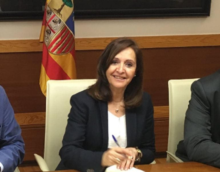 Carmen Sánchez, en la firma de un acuerdo con el Gobierno de Aragón 