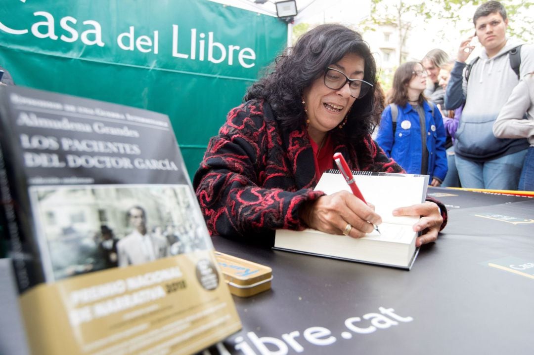 La escritora Almudena Grandes es una de las personalidades que estará presente en el Círculo de Bellas Artes de Madrid, junto a Miguel Ríos, Paco Ibañez, Marwan, Rosá León o Carlos Bardem, entre otros