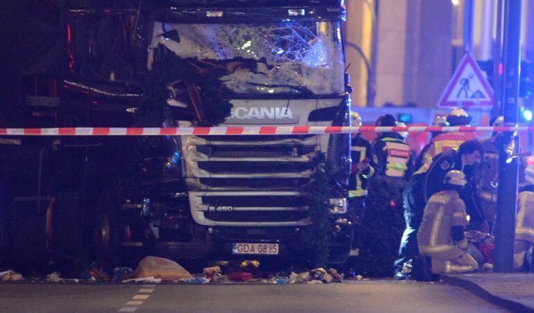 Equipos de rescate trabajan en la zona en la que un camión se estrelló contra un mercado de Navidad, cerca de la iglesia conmemorativa Kaiser Wilhelm en Berlín, (Alemania)