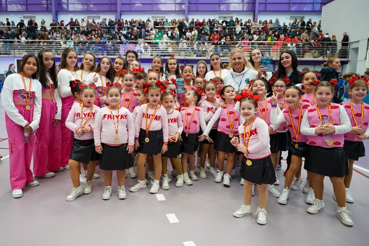 Fiesta en la pista y lleno en la grada.