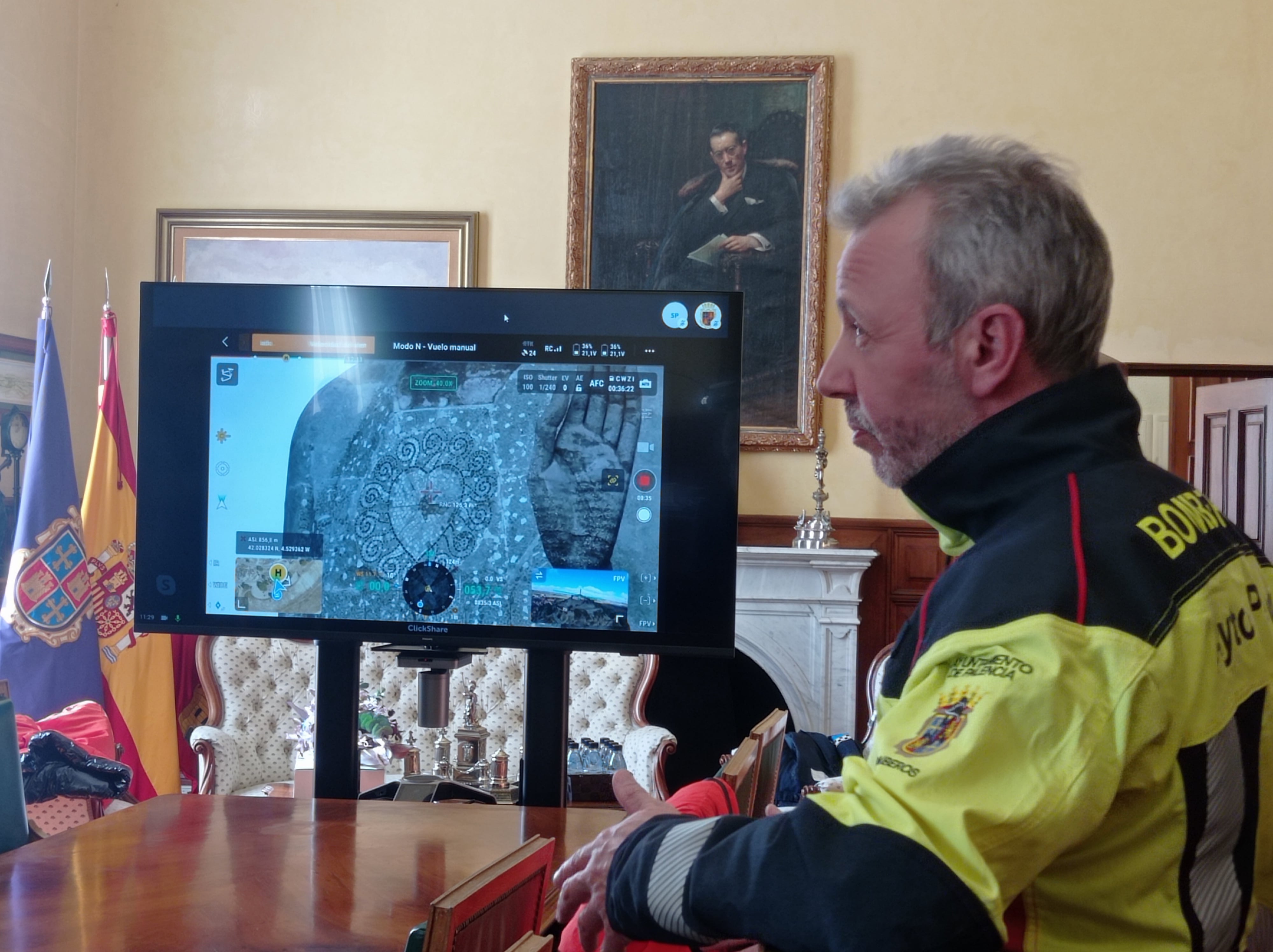 Javier Villena, jefe de Bomberos de Palencia, presenta el nuevo dron con que cuenta el cuerpo