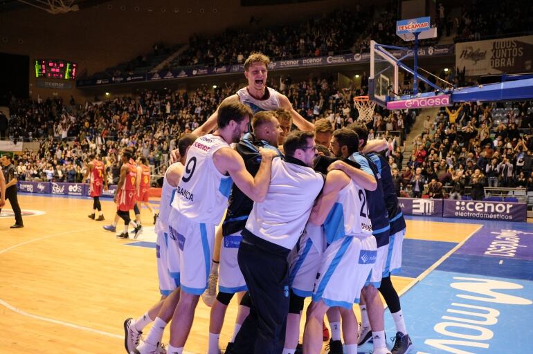 Así despidieron el último partido en Sar los jugadores del Obra tras ganar al UCAM Murcia con canasta ganadora de Thomas