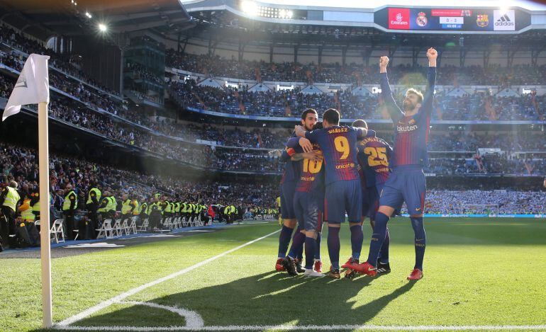 Los jugadores del Barcelona celebran su victoria en el Bernabéu.