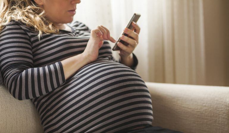 Una mujer utilizando el teléfono móvil.