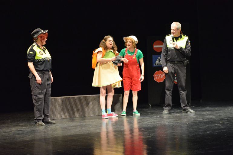 La obra de teatro se encarga de introducir los contenidos sobre la conducción de una bicicleta