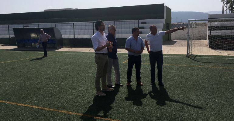 El presidente de la Diputación de Jaén, Francisco Reyes, en su visita en el campo de fútbol &#039;Sebastián Barajas&#039; para las reformas del mismo.