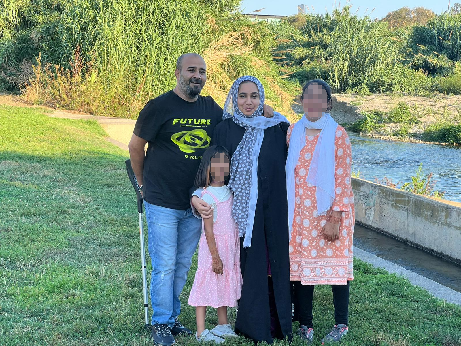 Omar, Afsana y sus dos hijas pequeñas.