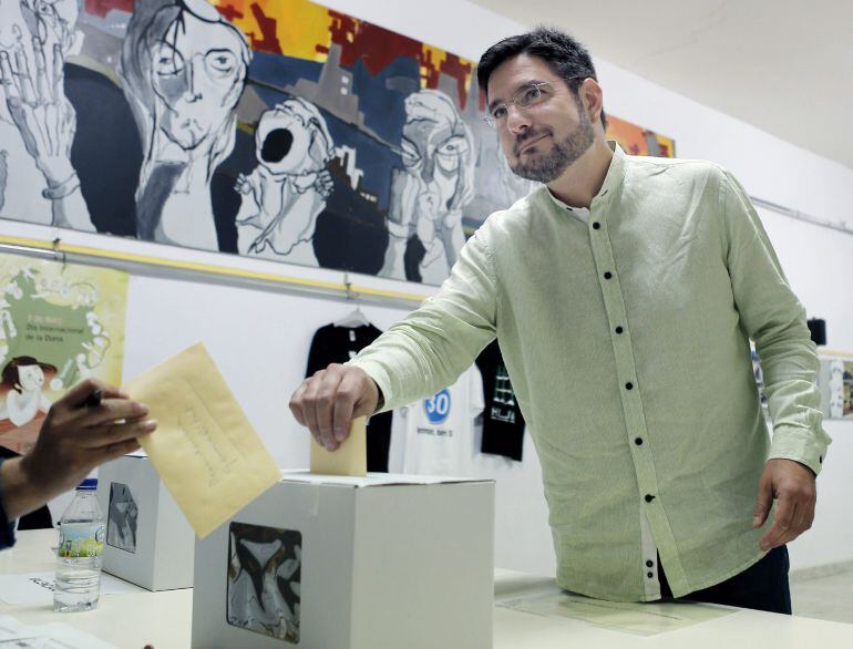 GRA019 VALENCIA, 08/11/2014.- El diputado de Esquerra Unida Ignacio Blanco vota durante las primarias abierta celebradas hoy para elegir al candidato de esta formación política a la Presidencia de la Generalitat en las elecciones autonómicas del próximo mes de mayo, cargo al que aspiran Marga Sanz y el propio Blanco. EFE/Juan Carlos Cárdenas