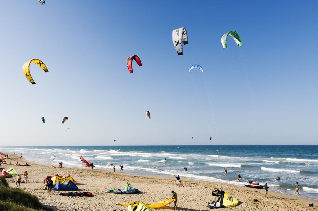 Deportistas practicando Kite Surf en las inmediaciones del parque natural de L&#039;Albufera de Valencia