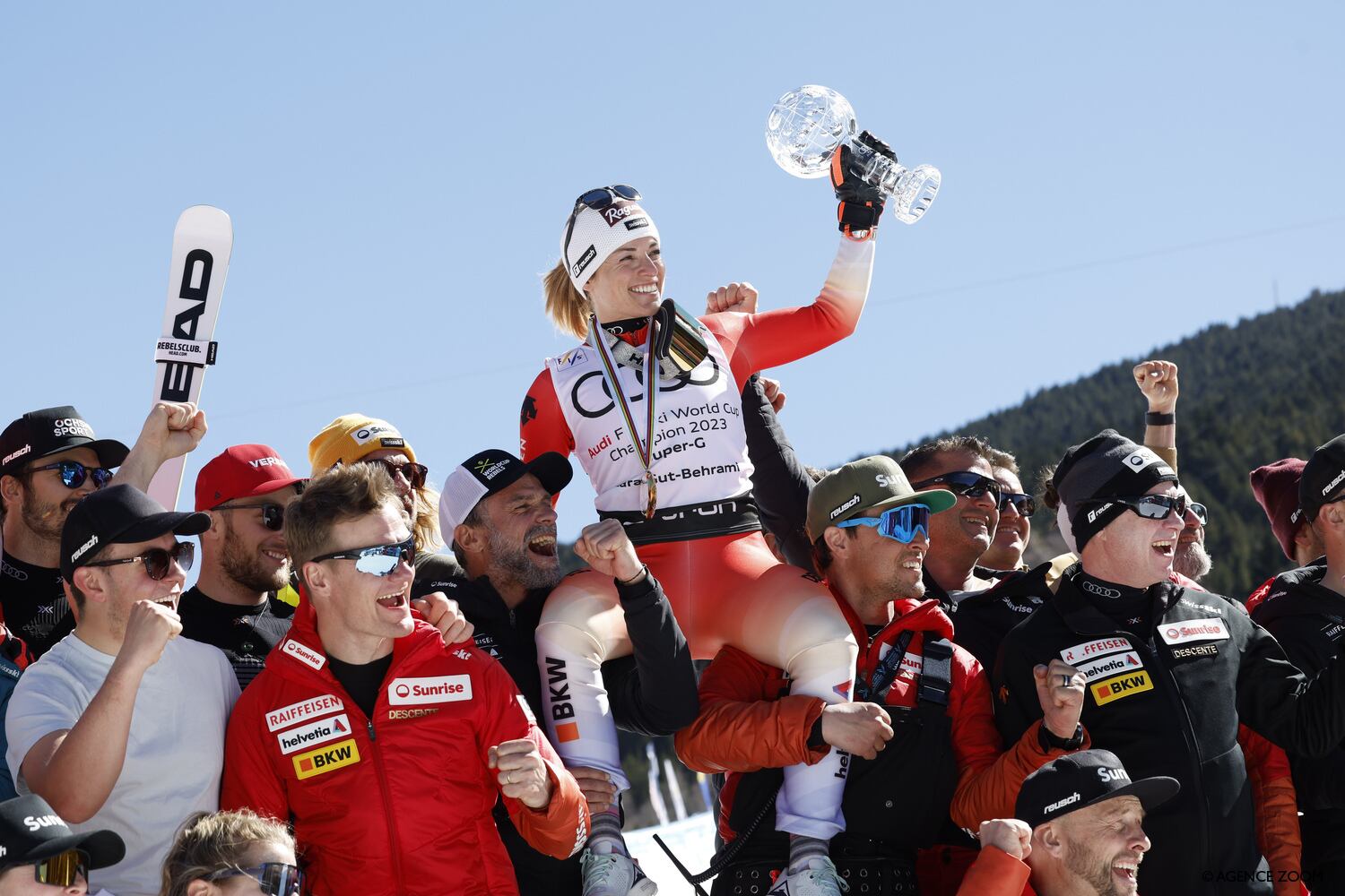 Lara Gut-behrami celebra el títol de campiona de Supergegant amb el seu equip a Grandvalira.