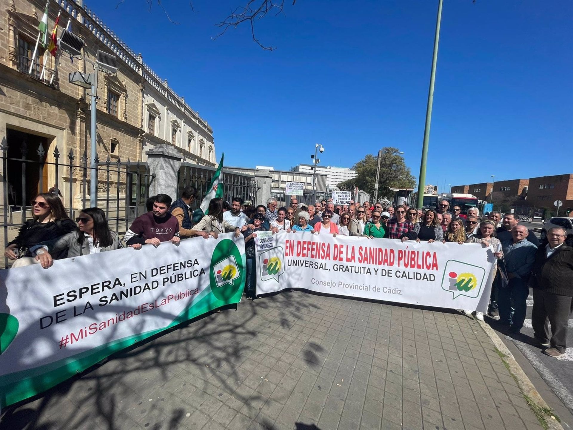 Protesta a las puertas del Parlamento de Andalucía