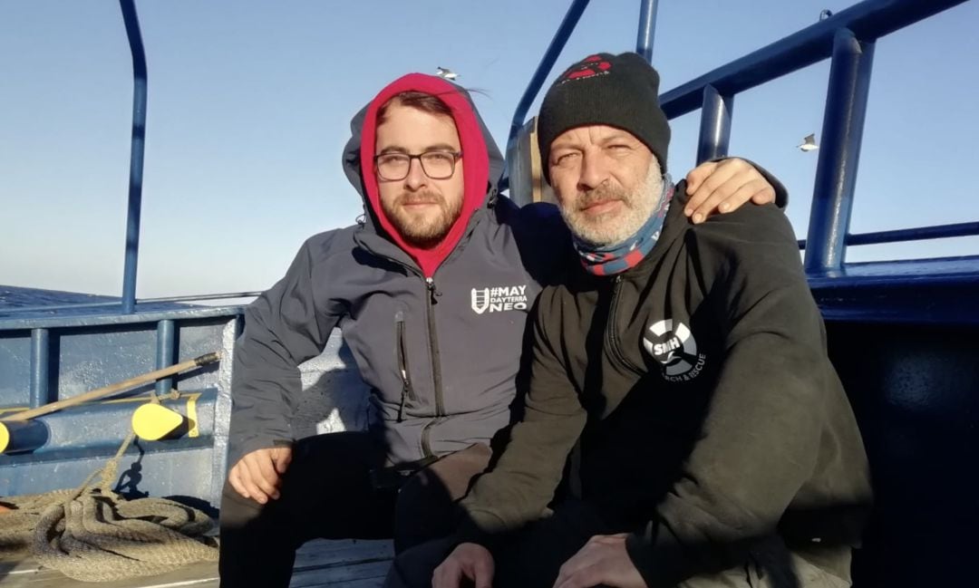 El médico Adrián Cardo Miota y el capital del &#039;Aita Mari&#039; Óscar Fernández en la cubierta del barco de camino al Mediterráneo central.