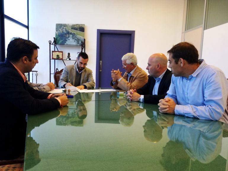 El alcalde, Juan Franco, firmando el convenio para el inicio de las obras.