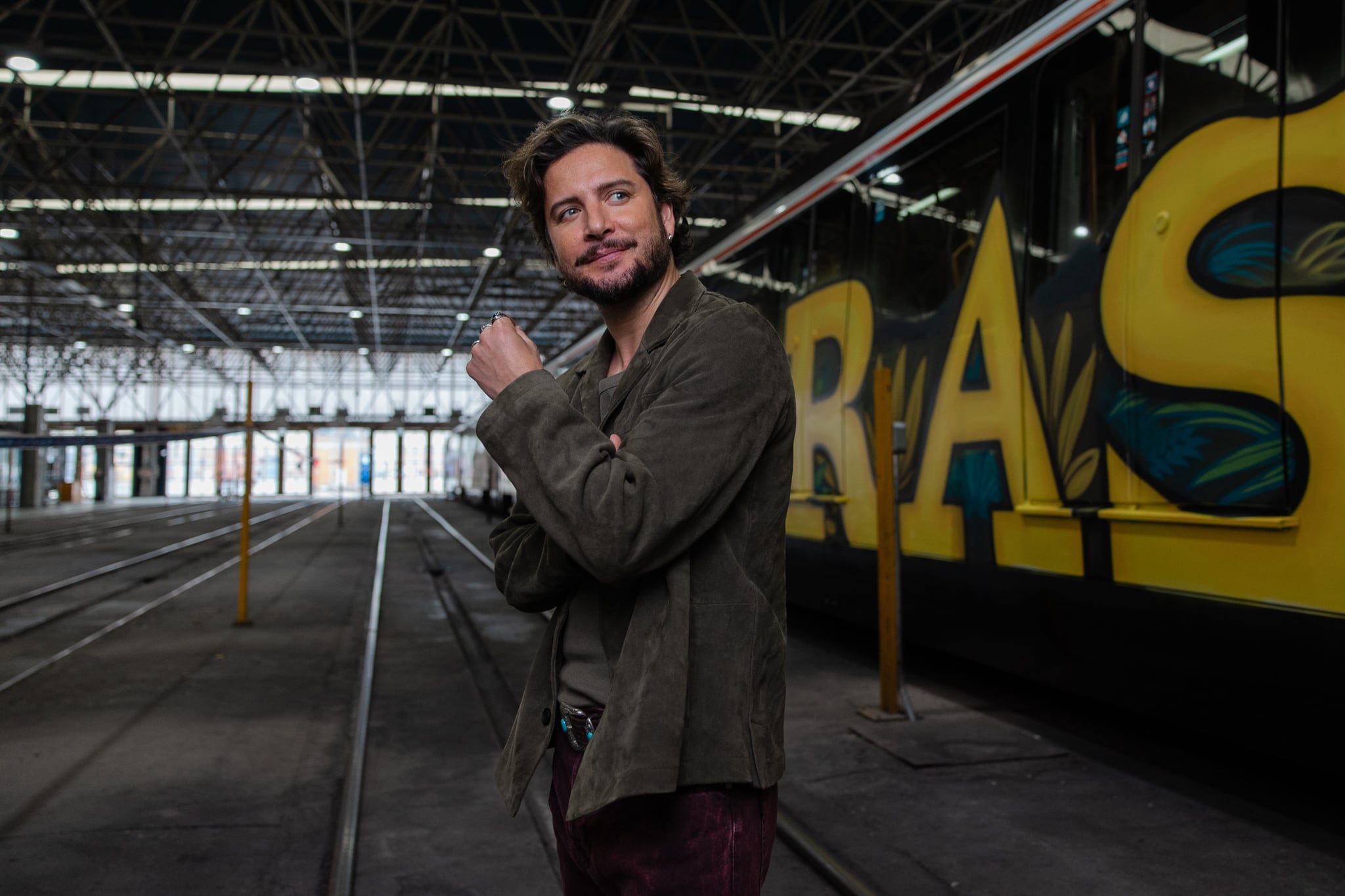 El cantante español Manuel Carrasco posa durante la entrevista mantenida con EFE con motivo de su nuevo nuevo álbum 'Pueblo salvaje II' (Universal), este jueves en Madrid. EFE/Daniel Gonzalez