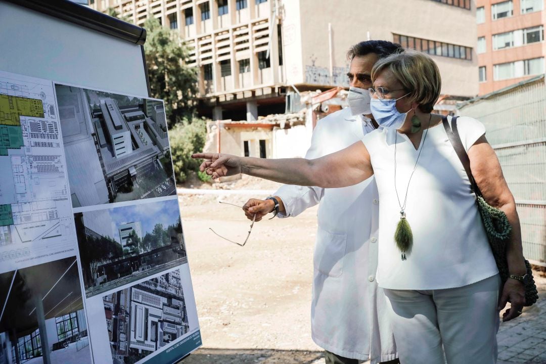 La consellera de Sanidad, Ana Barceló, junto al doctor Álvaro Bonet, durante su visita a las obras de ampliación del Hospital Clínico Universitario de València, que convertirán al centro en un complejo sanitario con más de 900 camas y 25 quirófanos.