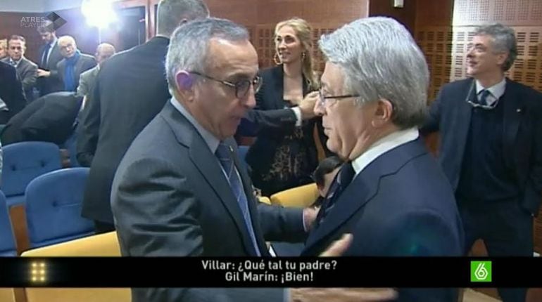 Alejandro Blanco saluda a Cerezo en el primer plano mientras al fondo Villar pregunta a Gil Marín por Jesús Gil