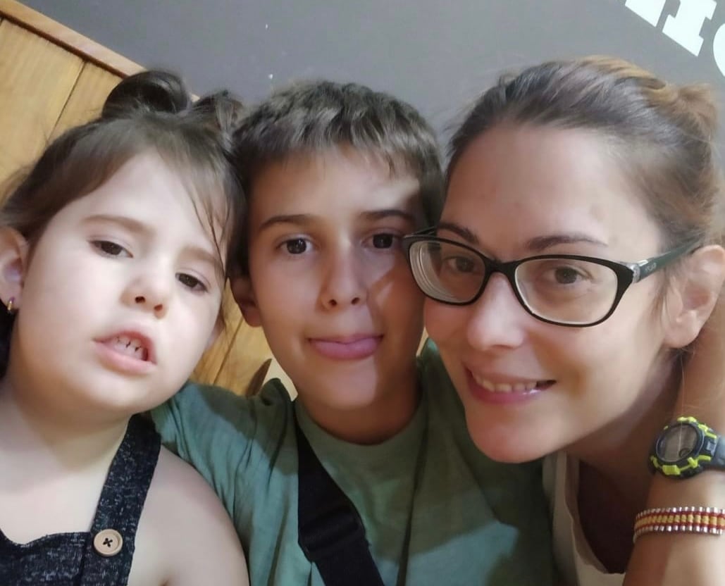 Ana y su hermano Carlos con su madre Ana.