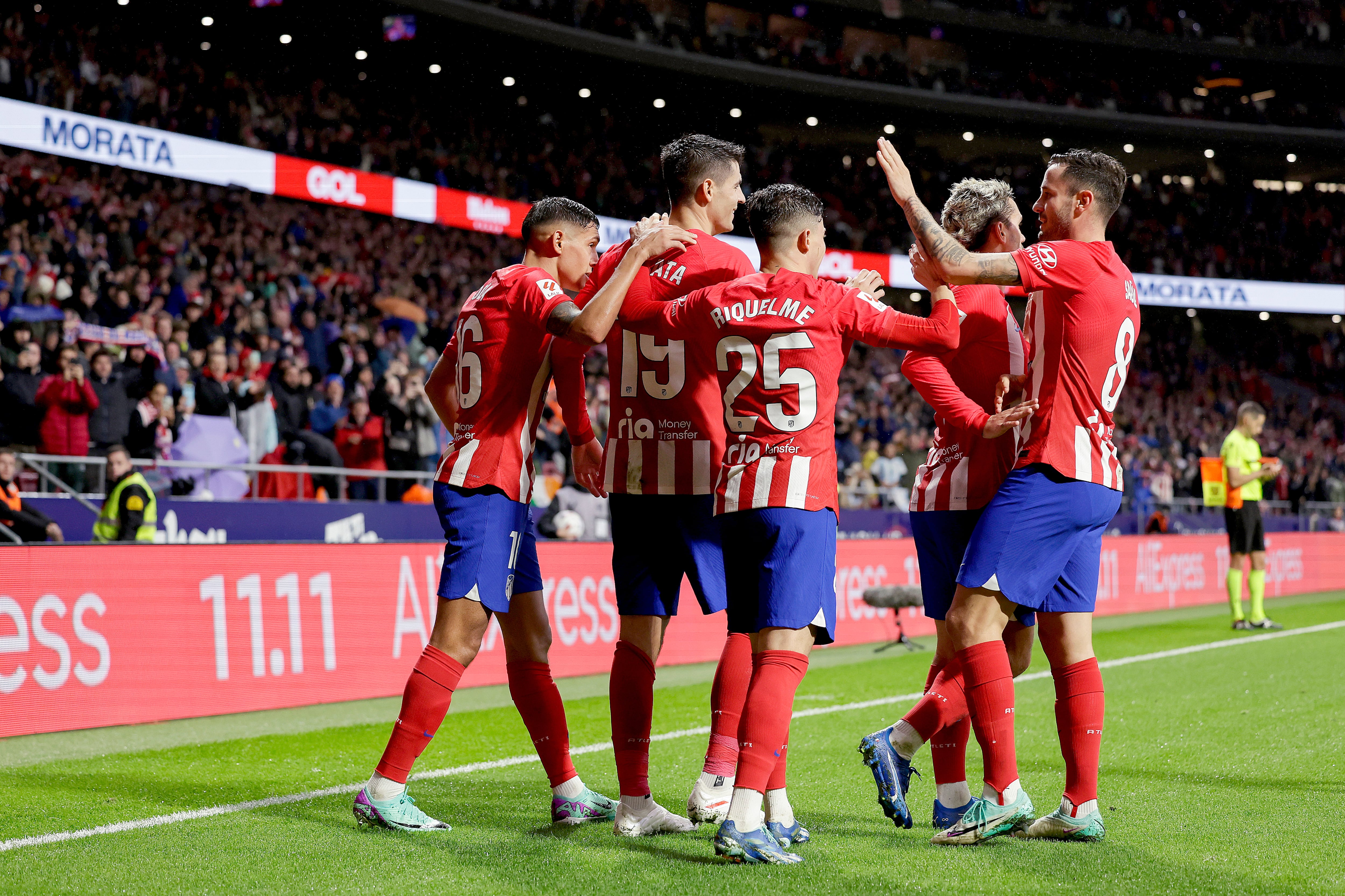 Los jugadores del Atlético de Madrid celebran el gol de Álvaro Morata ante el Alavés (2-0)