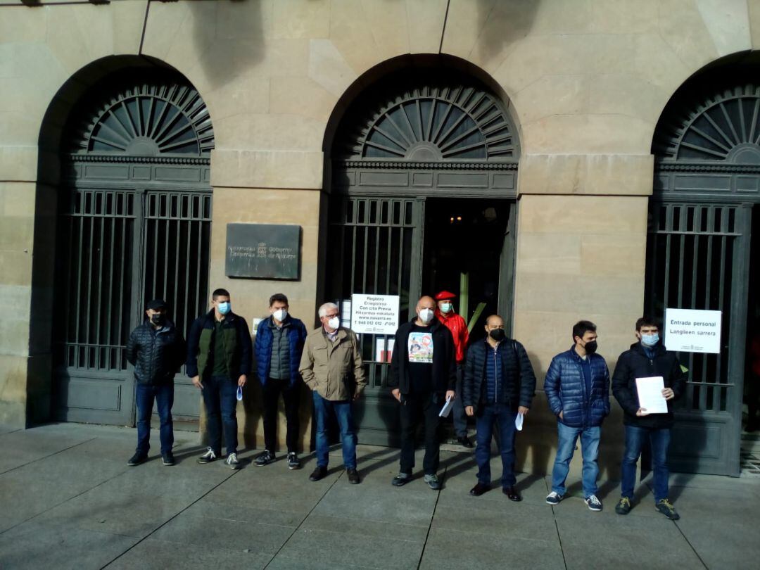 Firmantes del acuerdo por el transporte ferroviario en Navarra ante la sede del Gobierno Foral