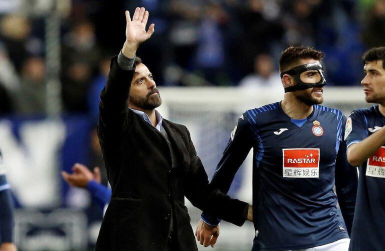 El técnico del RCD Espanyol, Quique Sánchez Flores (i) y los jugadores del equipo españolista David López y Aarón Martín, durante el partido de la decimoctava jornada de Liga en Primera División 