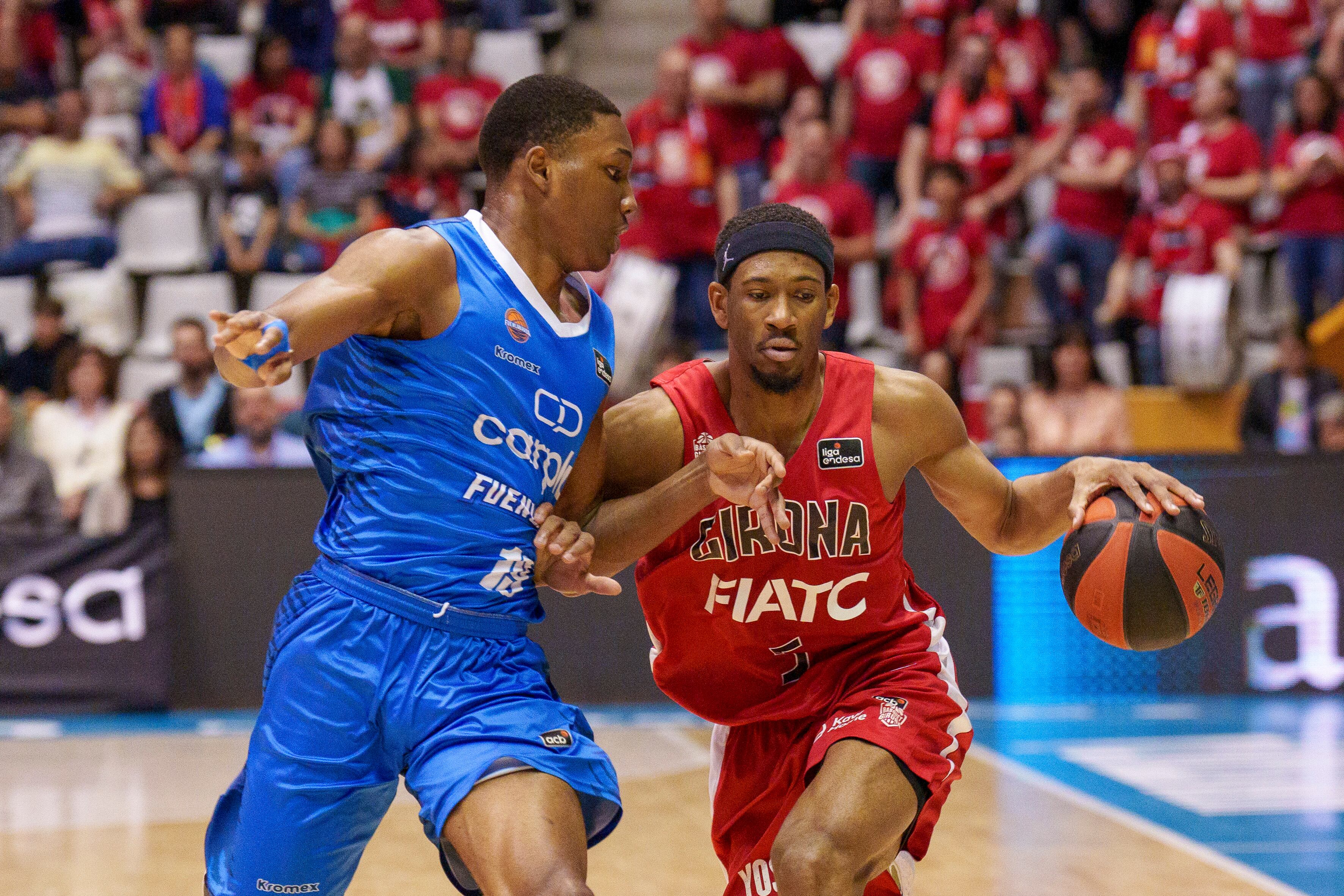 GIRONA, 09/04/2023.- Malique Lewis del Fuenlabrada, Kameron Taylor del Bàsquet Girona, durante el partido de la Liga Endesa de baloncesto entre el Basquet Girona - Fuenlabrada, este domingo en Girona. EFE/ David Borrat
