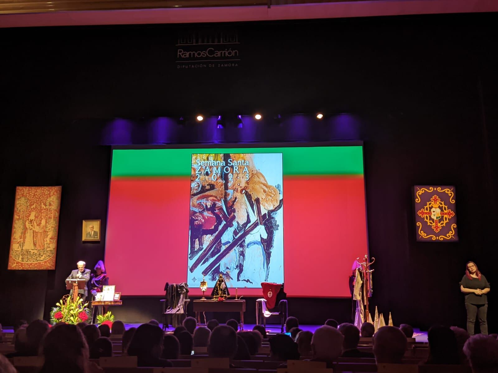 Una intérpreta de signos en el Pregón de Semana Santa