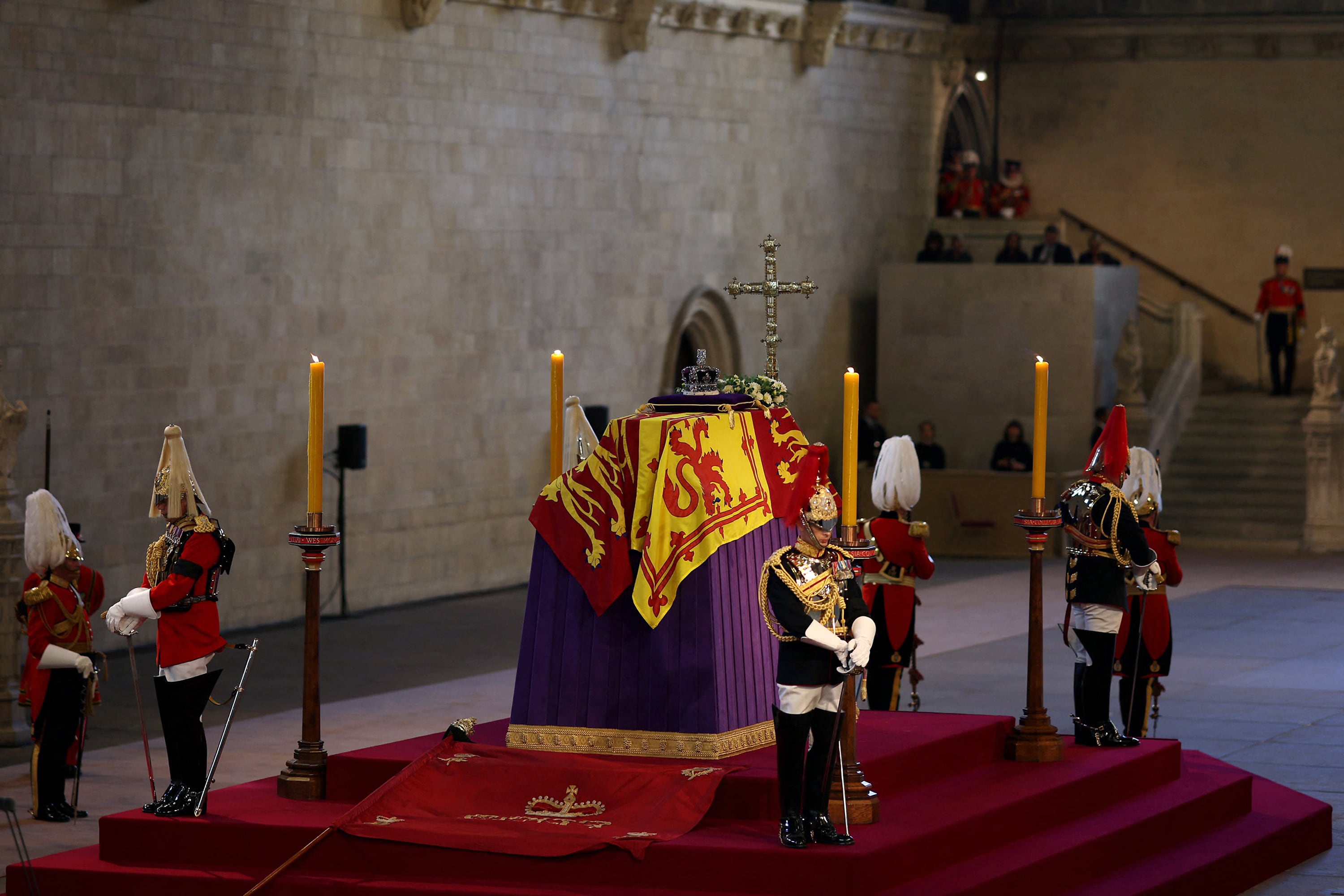 El féretro de Isabel II descansa en el palacio de Westminster.