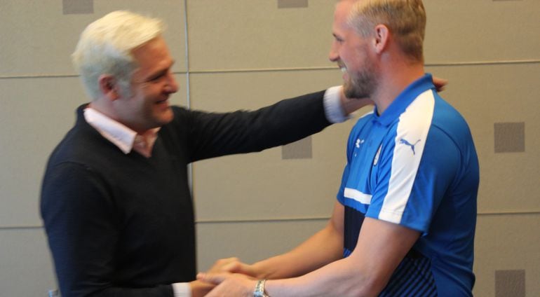 Kasper Schmeichel saluda a Santi Cañizares antes de la entrevista 