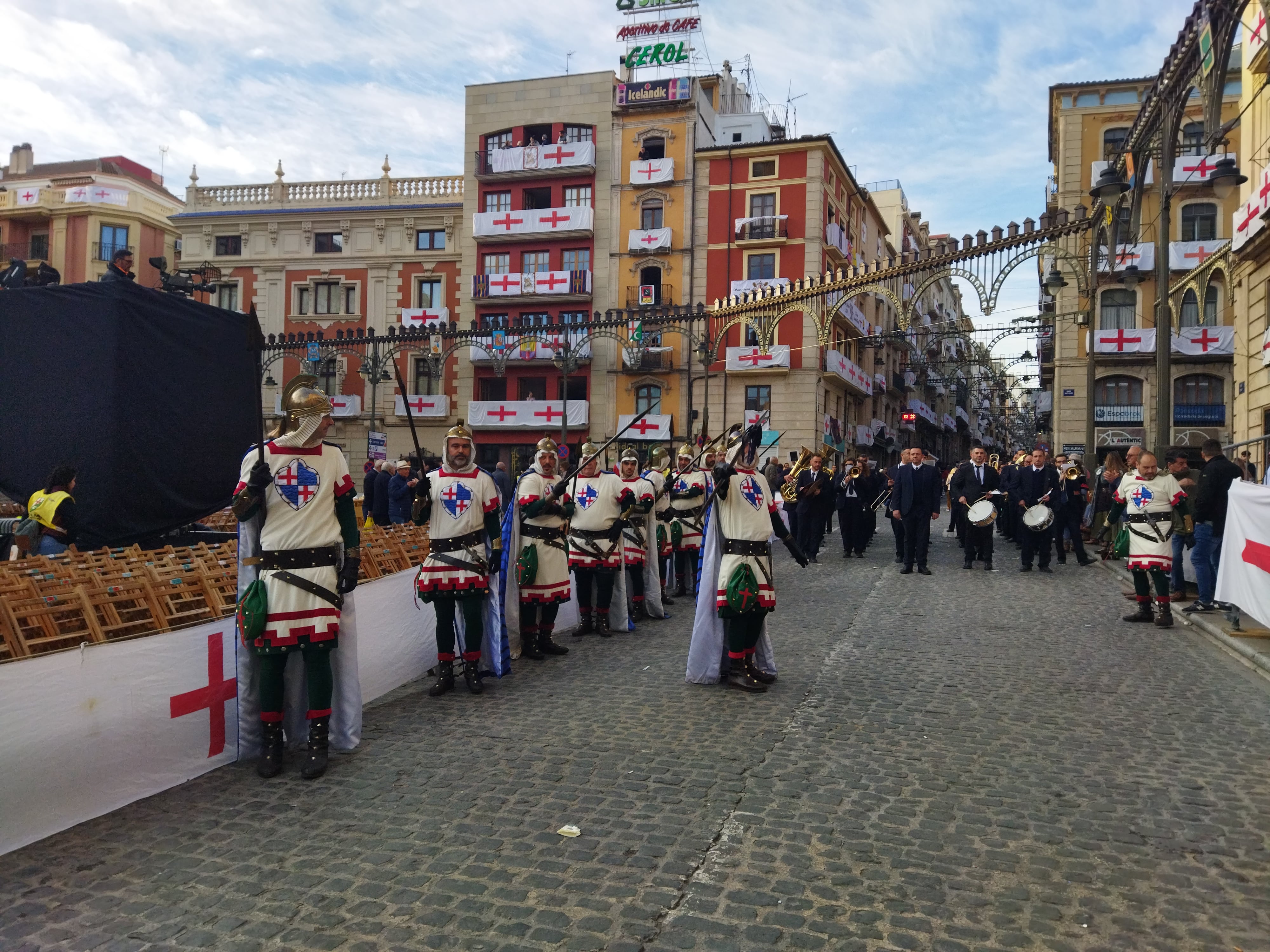 La Filà Cruzados entrando en la plaza de España en la Diana celebrada esta mañana.