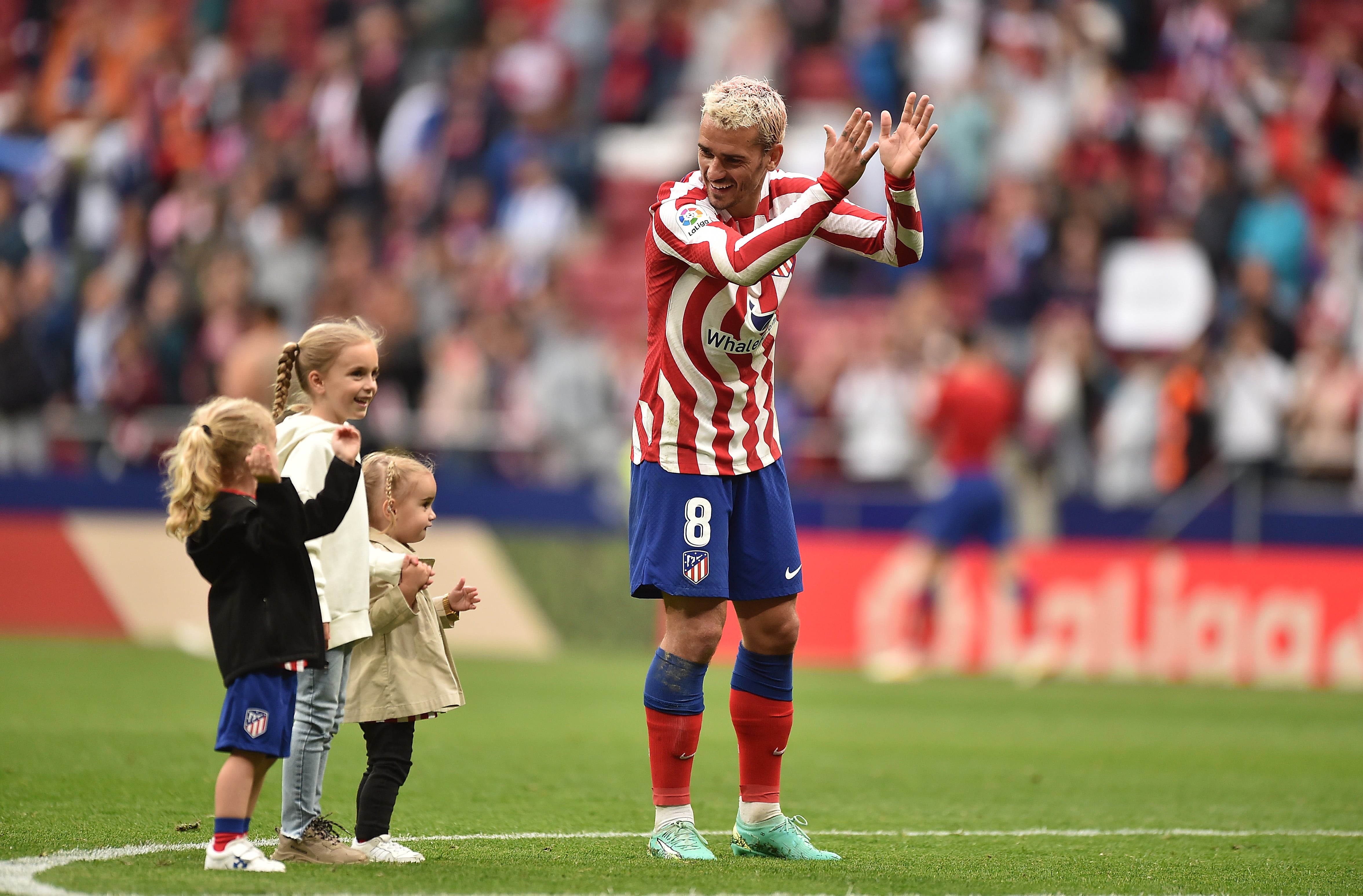 Antoine Griezmann celebra junto a sus hijas tras el pitido final del Atlético de Madrid - Real Sociedad