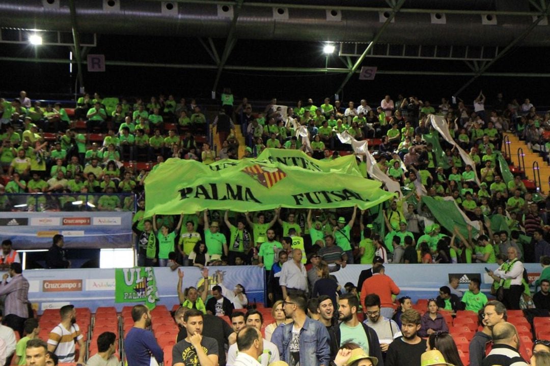 La afición del Palma Futsal celebrando la victoria de su equipo.