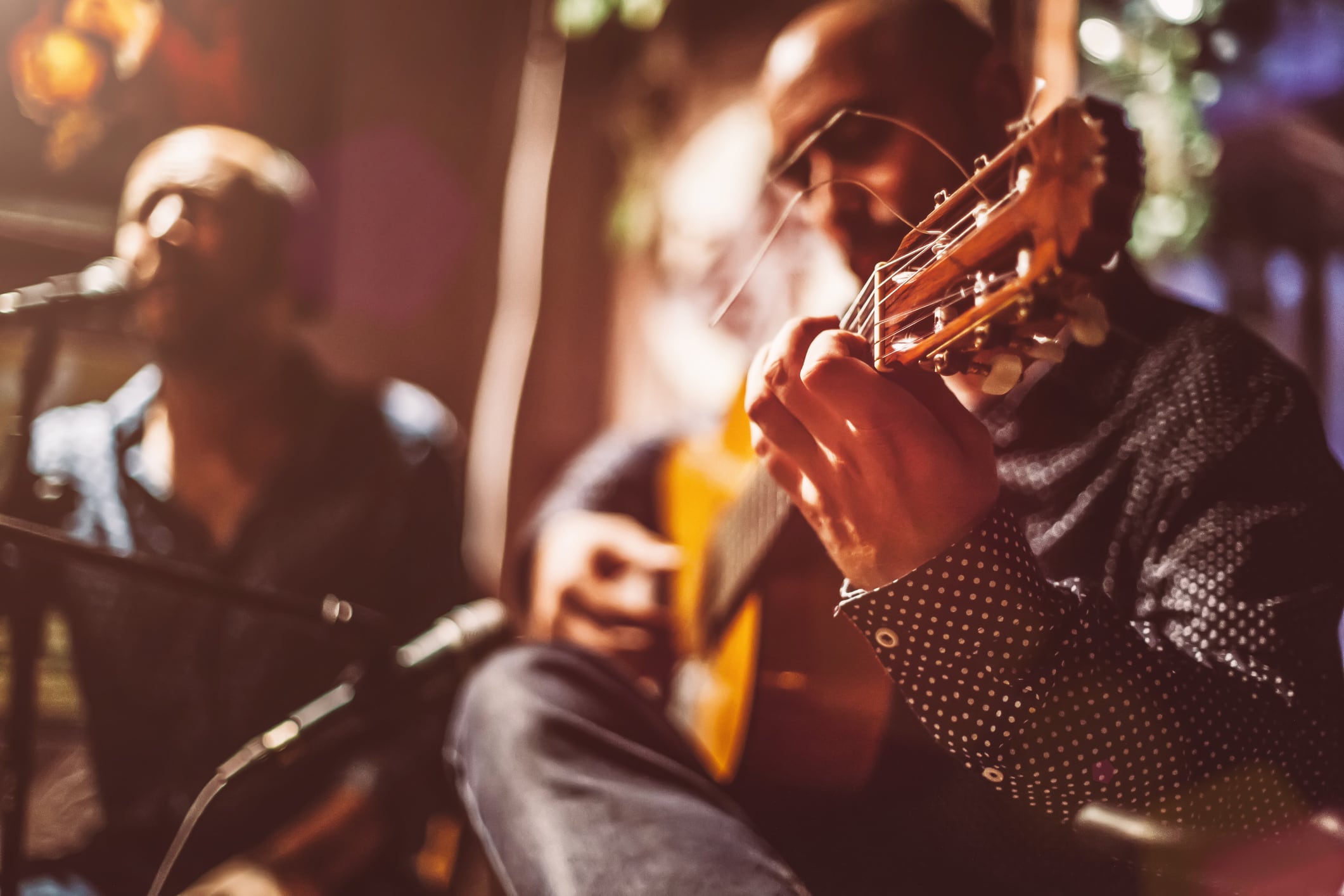 Cantaor y guitarrista flamenco durante una actuación.