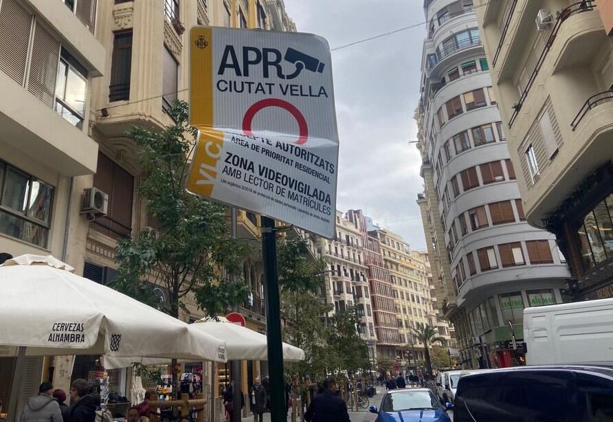 Estado en el que ha quedado la señal APR tras el impacto de un camión.