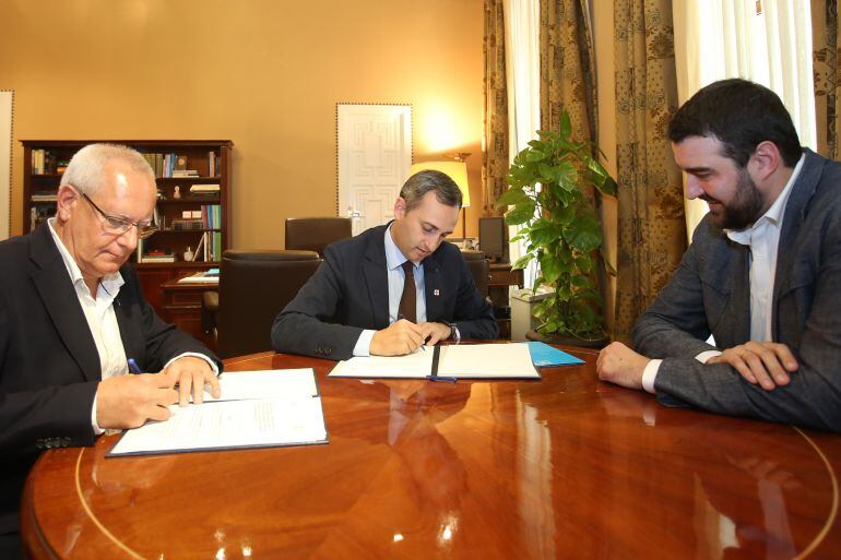 Momento de la firma del convenio de colaboración entre la Diputación de Alicante y el Ayuntamiento de Dénia por el proyecto de Ciudad Creativa de la Gastronomía de la Unesco.