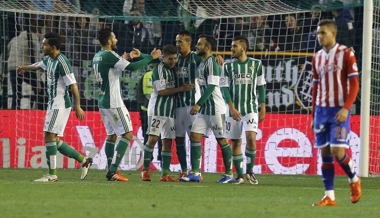 GRA551. SEVILLA, 02-12-2015.- Los jugadores del Betis celebran el segundo gol del equipo bético, durante el encuentro correspondiente a los dieciseisavos de final de la Copa del Rey, que han disputado esta noche frente al Sporting en el estadio Benito Villamarín de Sevilla. EFE-Jose Manuel Vidal