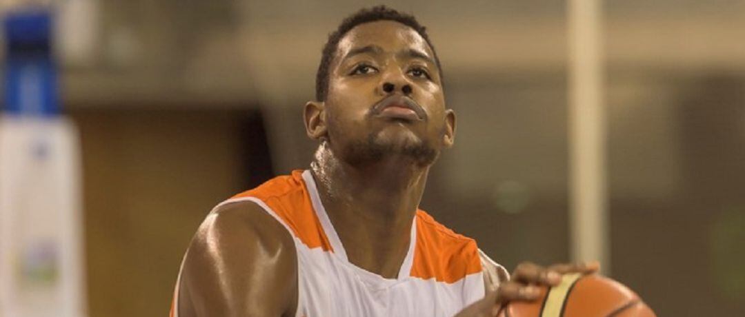 Uchendu, en el lanzamiento de un tiro libre, en el Palacio de los Deportes de Riazor