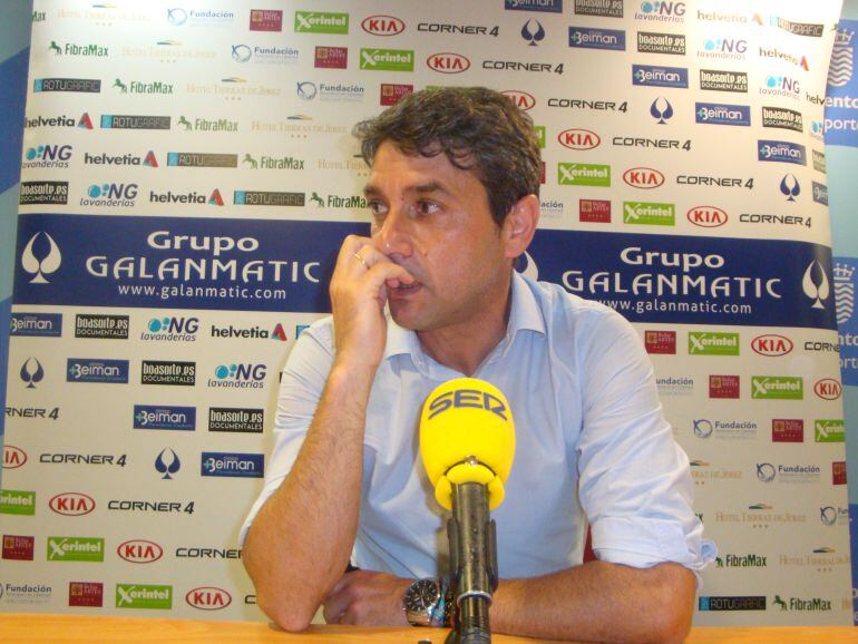 Pepe Masegosa durante la rueda de prensa en Chapín tras el partido ante el Coria