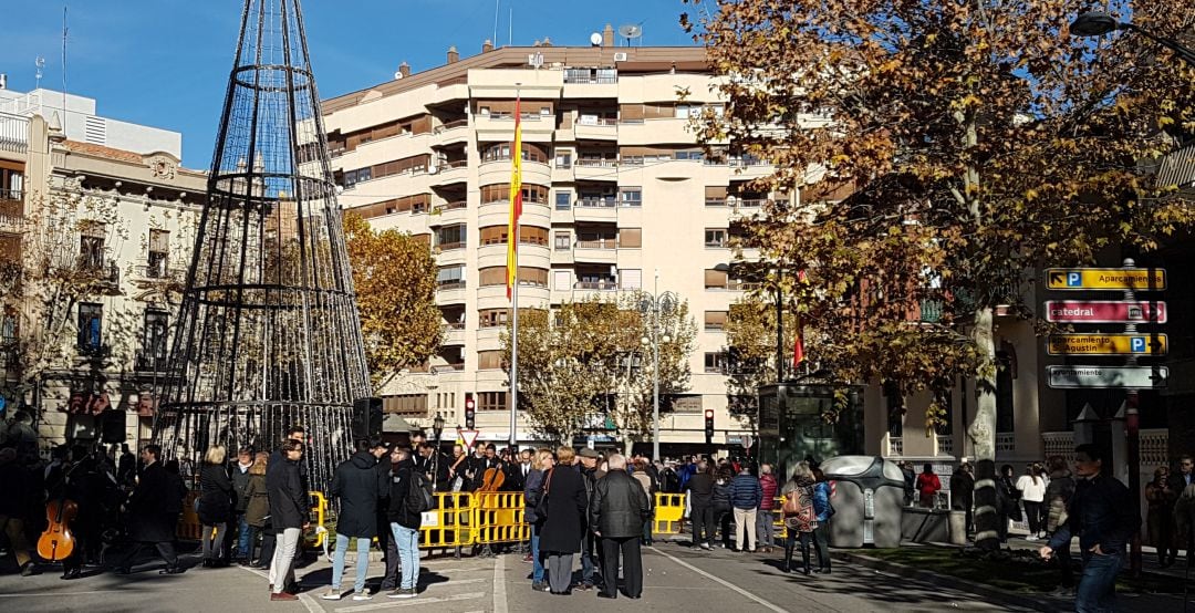 La bandera de España ya preside la punta del parque