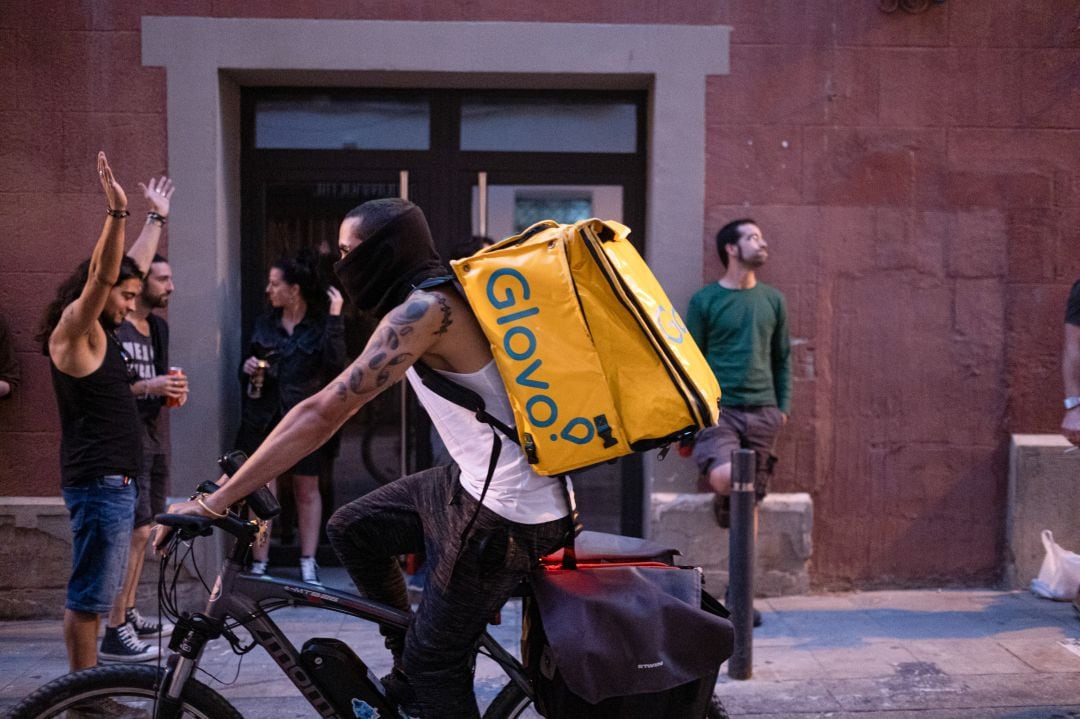 Un repartidor de Glovo, en el barrio de Gracia de Barcelona, el pasado 23 de mayo.