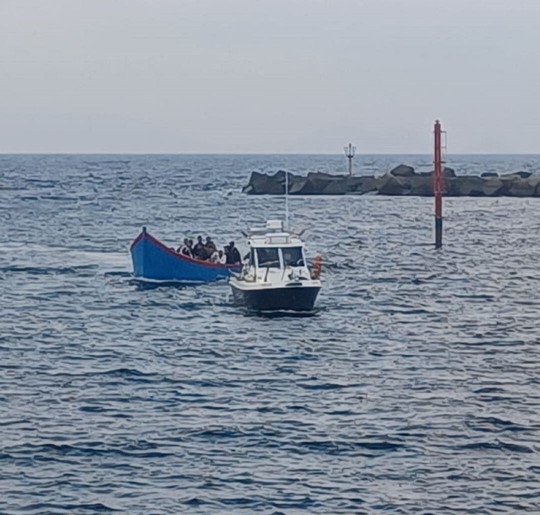 La patera entrando en el puerto de Órzola, en Lanzarote.