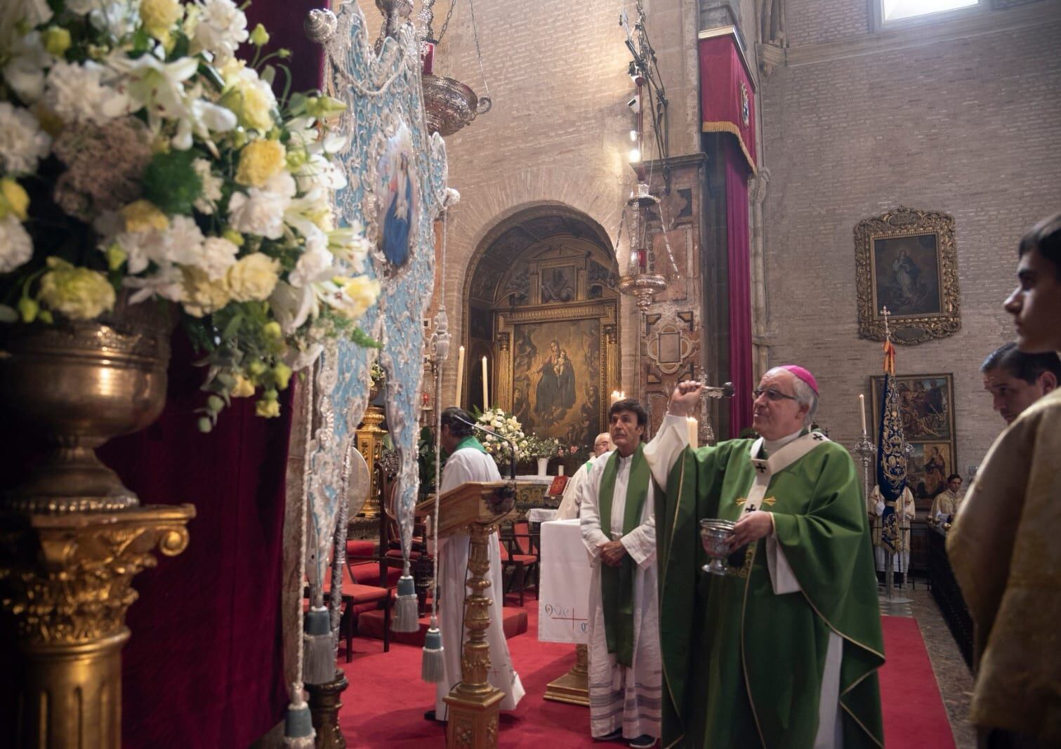 El arzobispo de Sevilla, José Ángel saiz Meneses, en el momento de bendecir el nuevo Simpecado de la Pastora de Triana