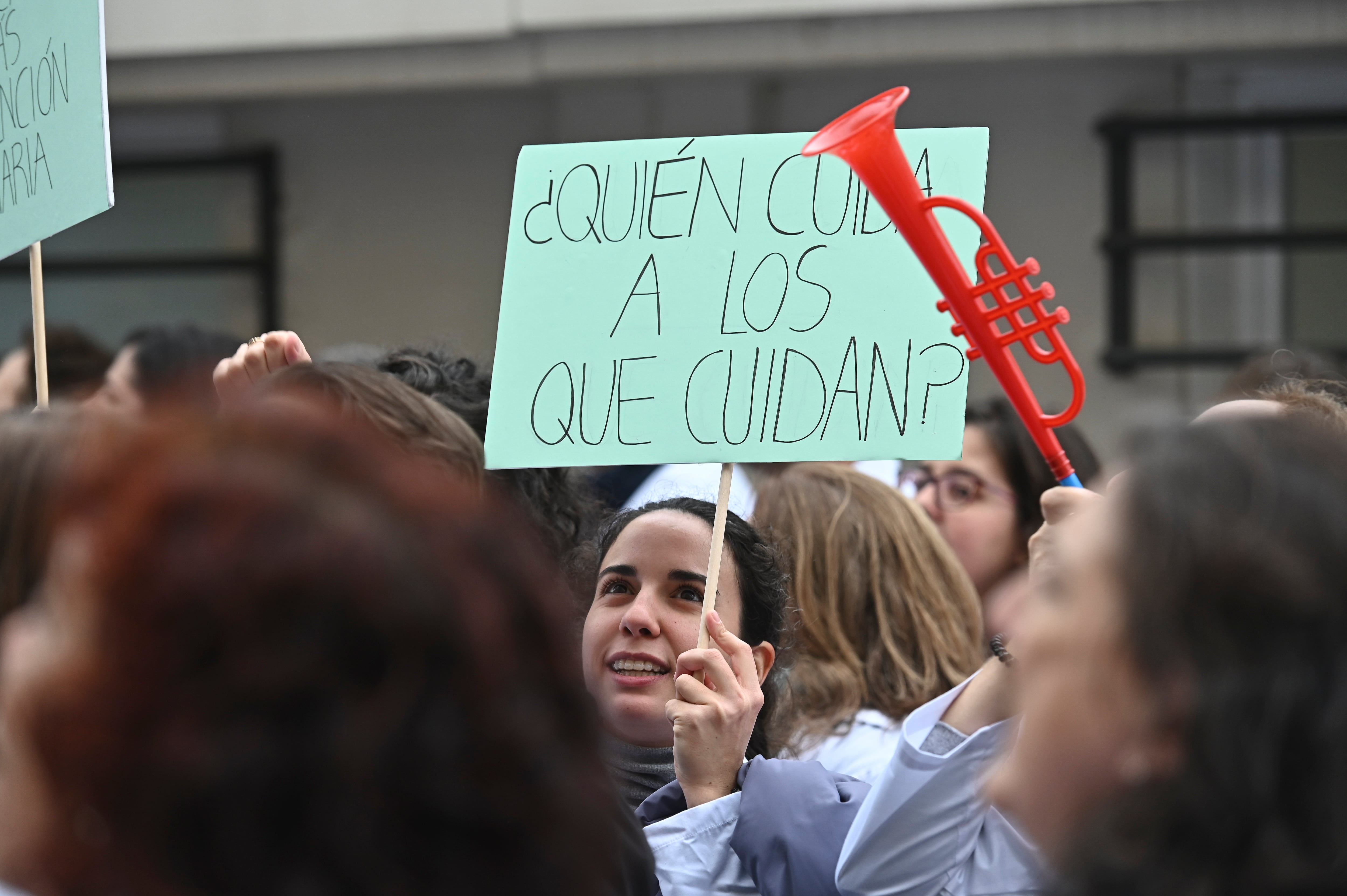 MADRID, 21/11/2022.- Participantes en la concentración convocada por el sindicato AMYTS, mayoritario entre los médicos madrileños, frente a la Gerencia de Atención Primaria, con la asistencia de médicos, como acto de inicio de la huelga que secundan desde este lunes. EFE/ Fernando Villar
