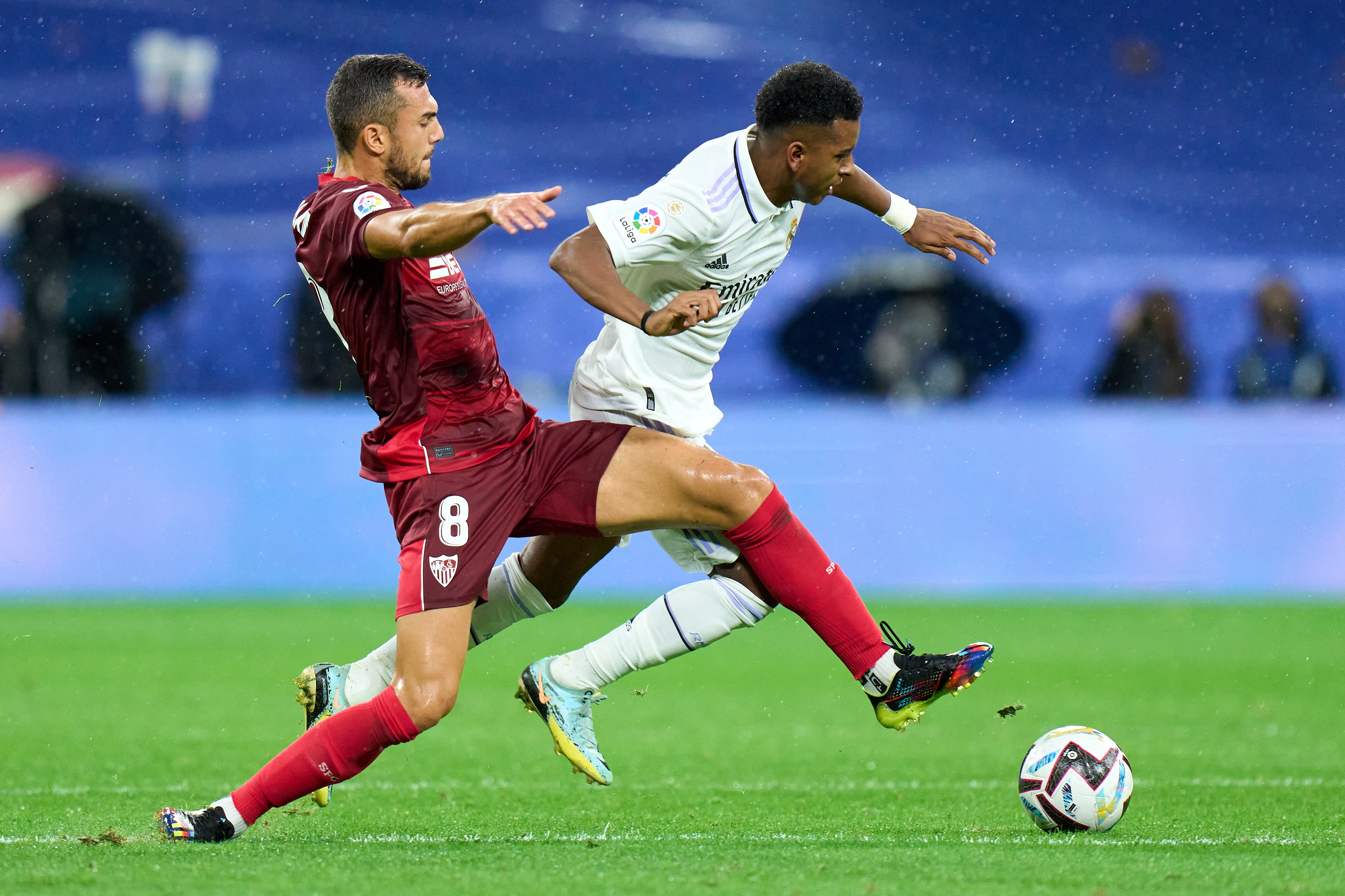 Rodrygo Goes regatea a Joan Jordán en el partido de la primera vuelta entre el Real Madrid y el Sevilla