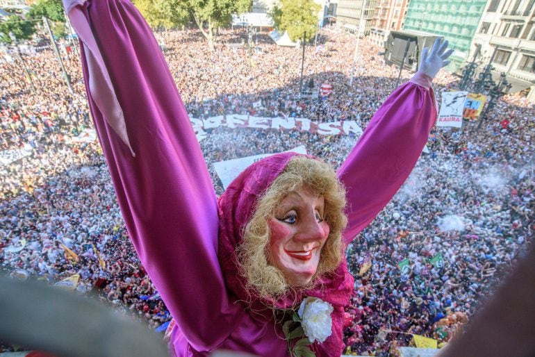 El tradicional lanzamiento del txupin desde el balcón del Teatro Arriaga abre la Aste Nagusia 2018, con Marijaia, la gran muñeca que simboliza las fiestas de Bilbao, como principal protagonista. 