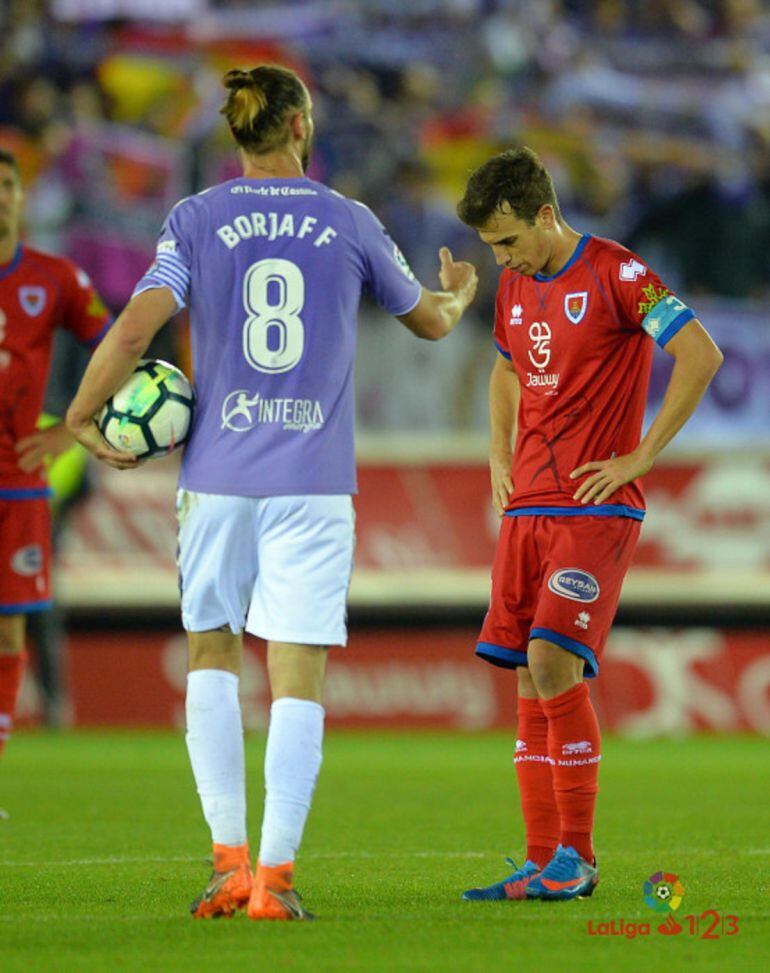 El capitán blanquivioleta Borja Fernández saluda al rojillo Íñigo Pérez al término del partido.