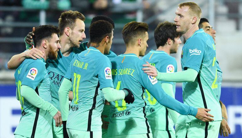 Los jugadores del Barcelona celebran un gol