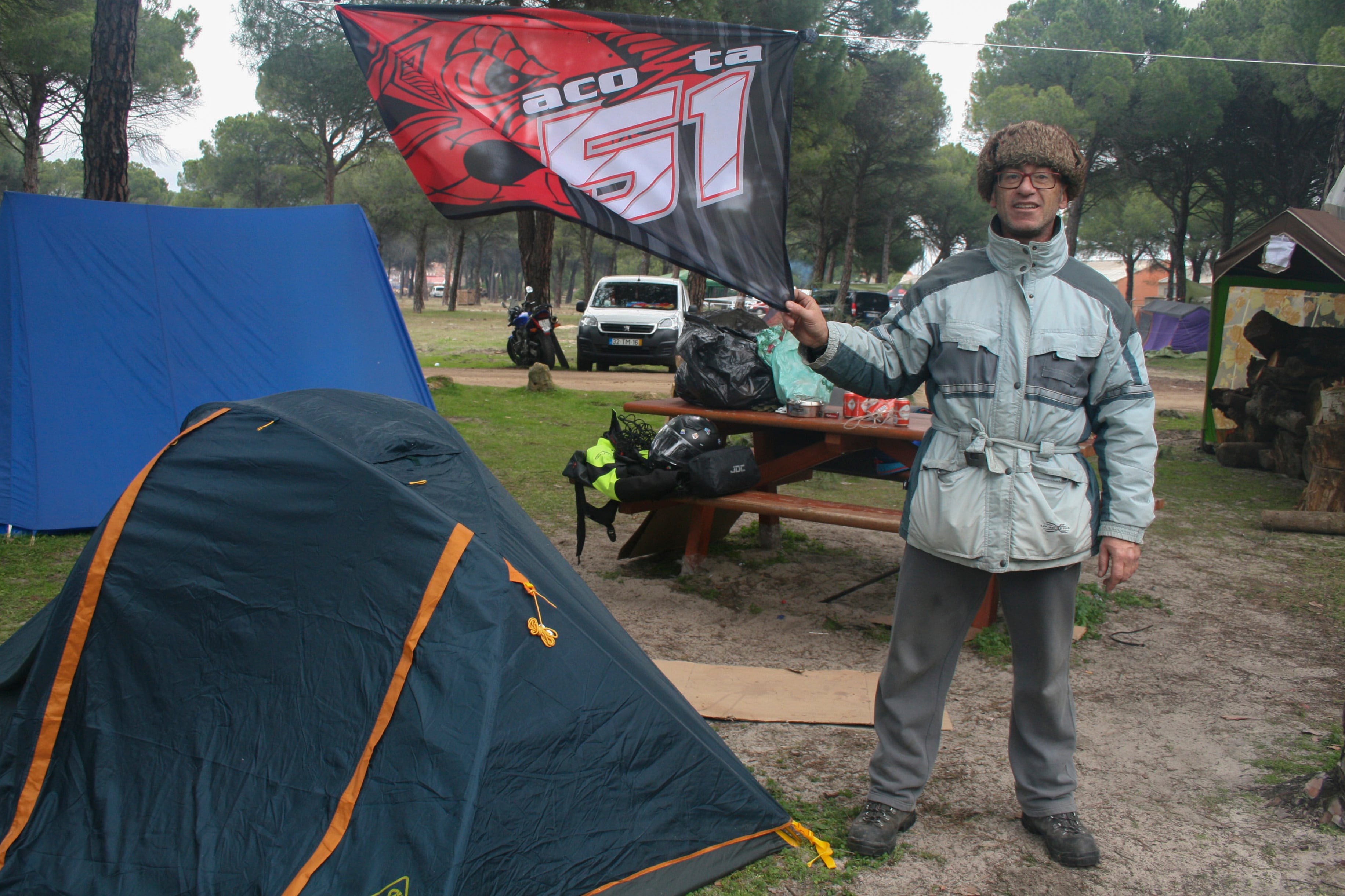 GRAF094. TORDESILLAS (VALLADOLID), 20/01/2023.- El primer participante de "Motauros", David Martínez, durante su acampada en la concentración que acoge la localidad vallisoletana de TordesillasEFE/ Inés Morencia