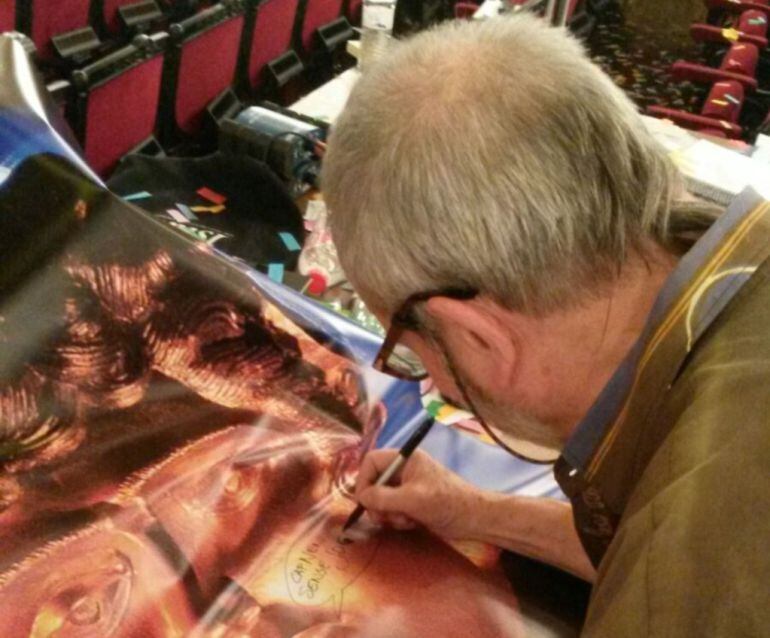 Terry Gilliam signant el cartell de l'òpera 'Benvenuto Cellini'