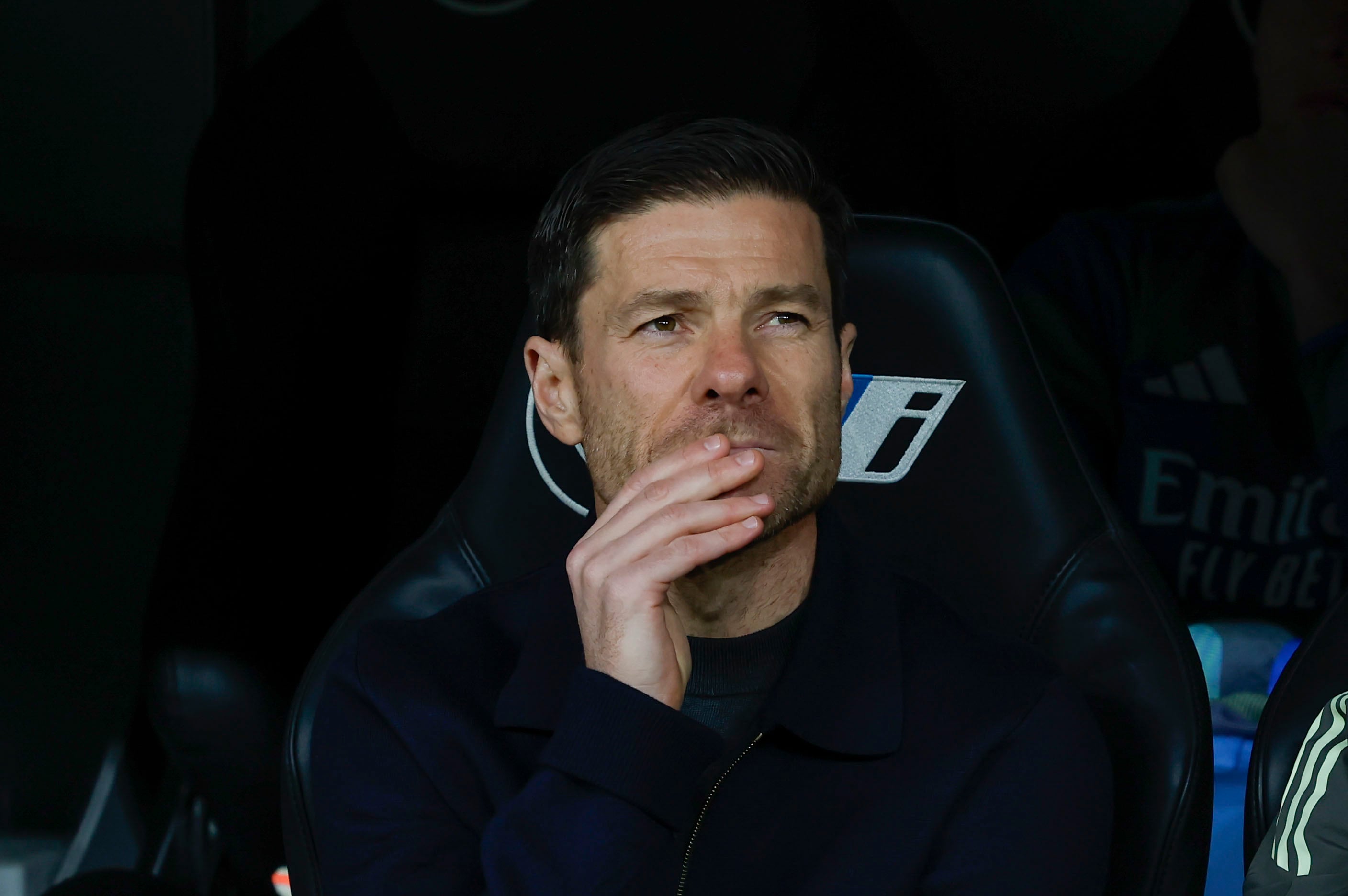 Xabi pensativo en el banquillo del Real Madrid